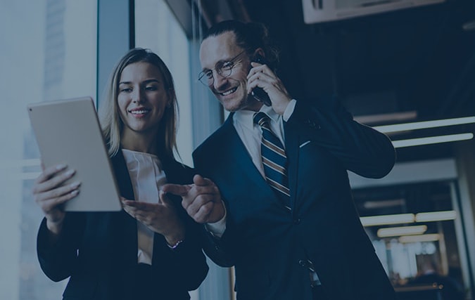 Conseillers financiers qui regardent une tablette