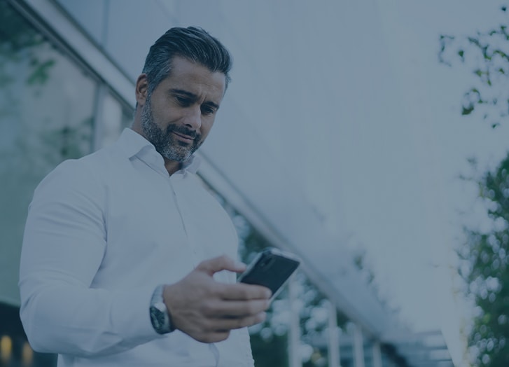 Conseiller financier avec un téléphone à la main