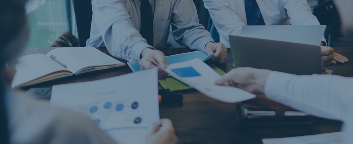 Conseillers financiers qui étudient des documents